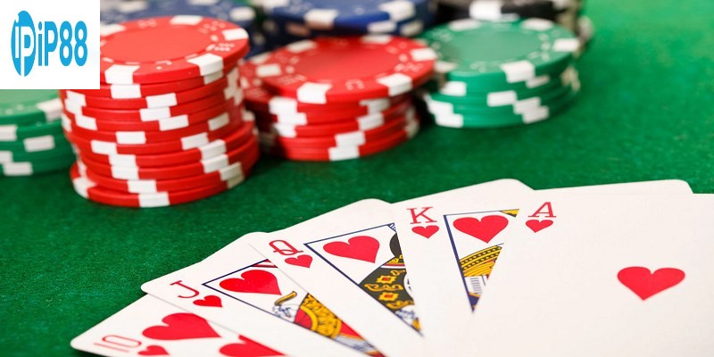 Để biết được mẹo chơi Poker thì mỗi người chơi đều phải nắm được luật